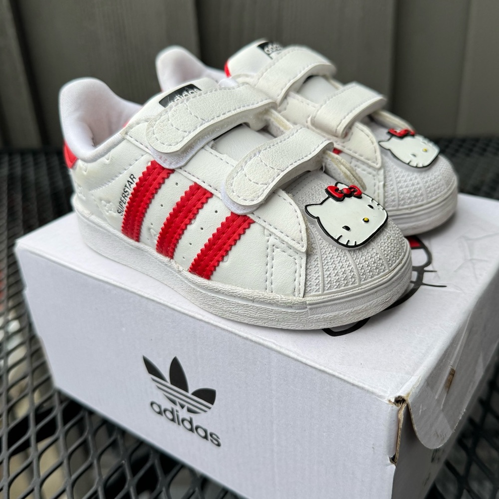 Adidas x Hello Kitty Superstar shell toe toddler Velcro strap shoes in size 6k